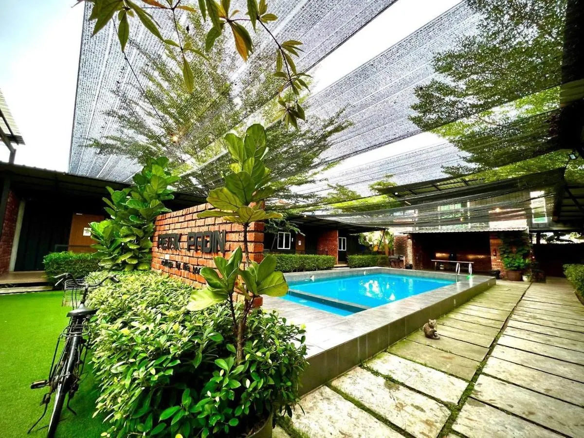 Petak Padin Cottage By The Pool, Kepala Batas