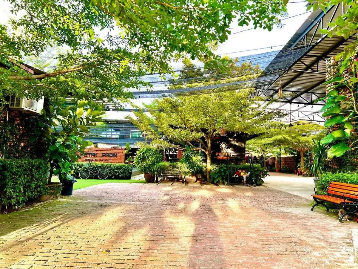 Petak Padin Cottage By The Pool, Kepala Batas